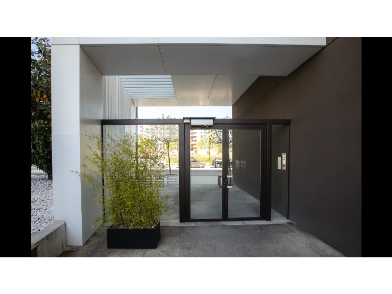 puertas automaticas batientes para sector residencial y de acceso para peatonales 6